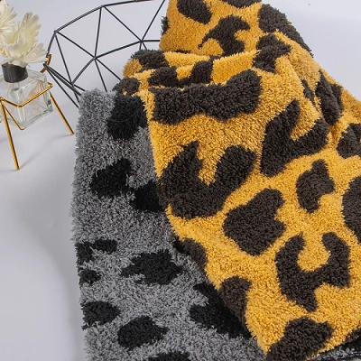 Sherpa-stoff med leopardmønster